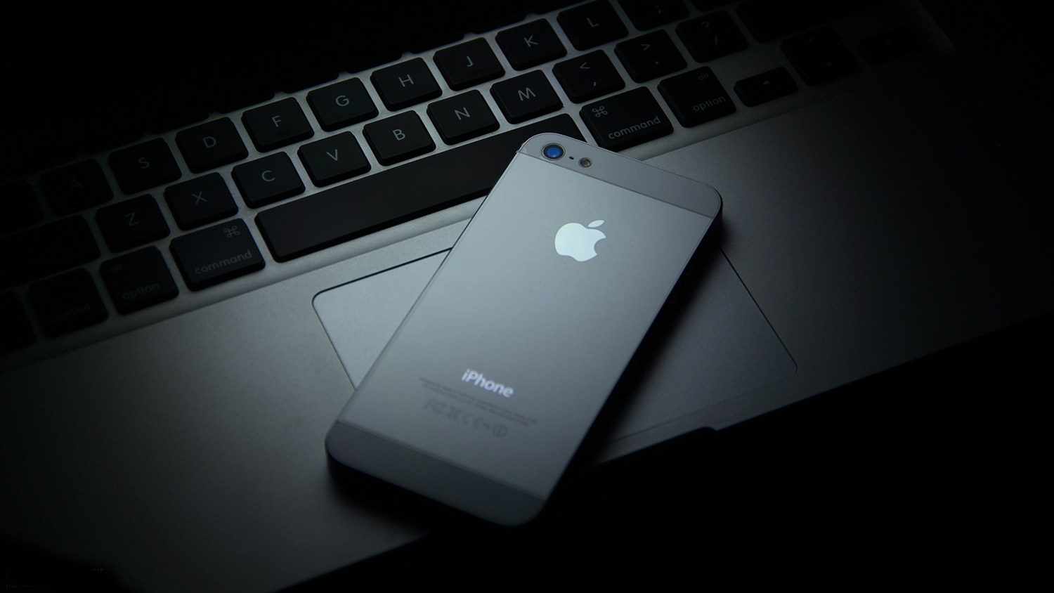 apple-macbook-iphone